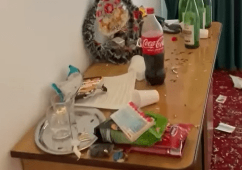 Cameră de hotel din Slănic Moldova, distrusă de petrecăreți: mizerie de nedescris, un televizor spart, pungi de gunoaie