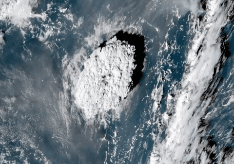 VIDEO. Erupția violentă a vulcanului Tonga, surprinsă de satelit. Autoritățile au emis o avertizare de tsunami