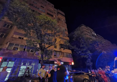 Mama gemenilor căzuți în vară de la etajul 10 al unui bloc din Ploiești, decăzută din drepturile părinteşti. Femeia mai are un băiețel