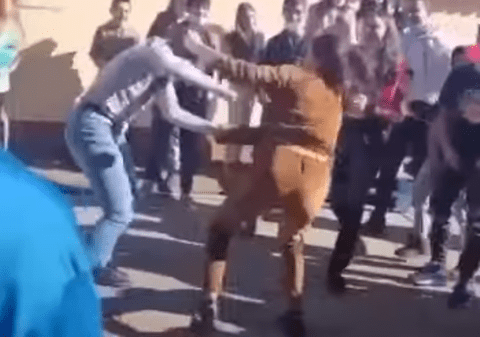 Două fete s-au bătut în curtea unui liceu din Brașov sub privirile nepăsătoare ale colegilor. De la ce a pornit conflictul
