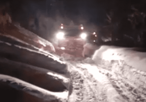 O avalanșă a blocat circulația pe un drum național din Bihor. Drumarii, nevoiți să intervină