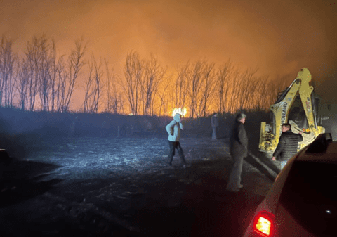 Incendiu de proporții, de vegetație uscată, în Dolj. Intervin patru autospeciale de pompieri