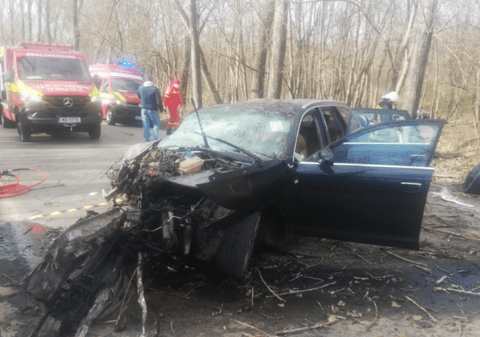 Un copil și doi adulți au murit, după ce mașina în care se aflau a intrat într-un copac, la Tulcea. Alte trei persoane au fost rănite