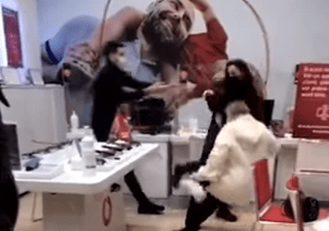 Femeie trântită la pământ de un angajat al unui magazin din București. Poliția a deschis dosar penal pentru purtare abuzivă