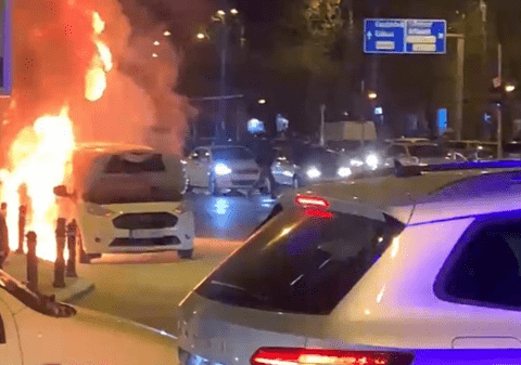 O mașină a luat foc și apoi a explodat pe unul dintre cele mai aglomerate bulevarde din București