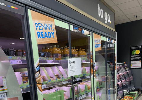 Produse expirate, fructe cu mucegai și vitrine ruginite. Trei magazine Mega Image și Penny, amendate de ANPC