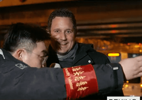 Reporter olandez, îndepărtat cu forța în timp ce transmitea în direct de la Jocurile Olimpice