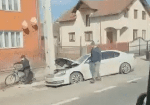 O mașină cu trei refugiați ucraineni a intrat într-un stâlp, în Bistrița-Năsăud. Care este starea victimelor