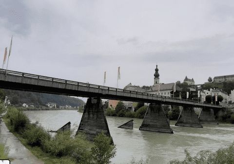 Culmea frontierei! Navetiștii austrieci nu pot traversa un pod înapoi spre casă, din cauză că pe partea germană e sens unic