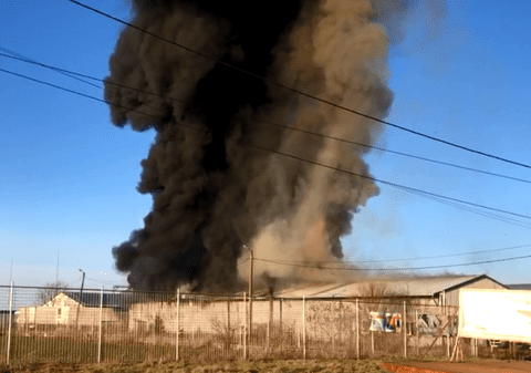Incendiu puternic la Carei, la o hală în care sunt depozitate anvelope. Avertizare Ro-Alert pentru fum toxic