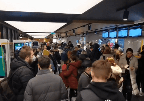 Zeci de persoane, la coadă la McDonald’s, în ultima zi de funcționare a celui mai vechi fast-food din Moscova, deschis acum 32 de ani