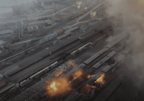 VIDEO | Atacul distrugător asupra zonei industriale a orașului Mariupol, filmat cu o dronă