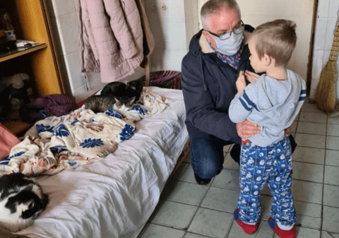 Băiețel de 11 ani din Ucraina, refugiat în Moldova cu mama, bunica și 11 pisici, către angajatul DSP: „Tu ești tatăl meu?”