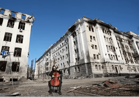 Un violoncelist a cântat pe străzile devastate de bombardamente din Harkov. „Iubesc orașul meu eroic”