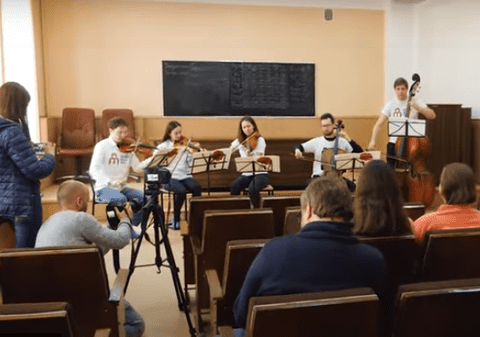 Muzicienii din Harkov, concert la maternitate pentru femeile însărcinate și pentru medici