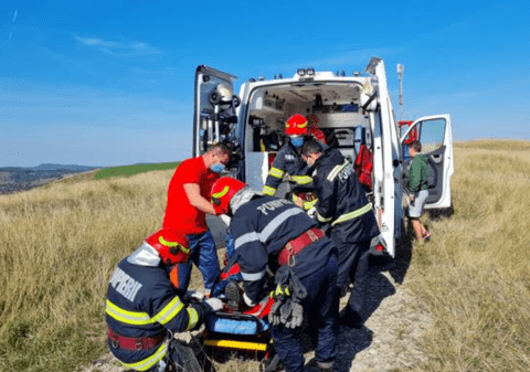 Un tânăr de 28 de ani, rănit după ce a căzut cu parapanta. Intervin pompierii de la ISU Cluj