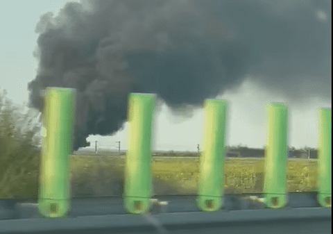 VIDEO | Incendiu în Sărulești. Octavian Berceanu: „Arde unul dintre centrele unde zeci de maşini sunt dezmembrate ilegal”