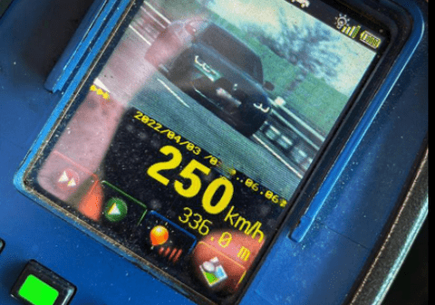 Șofer prins gonind cu 250 km/oră pe Autostrada Soarelui. Poliția Română: „Rachetă nu-i!”