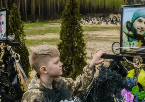 Un băiat de 10 ani vizitează constant mormântul tatălui său, care a murit în timp ce apăra orașul Irpin