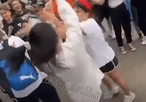 VIDEO | Două eleve din Buzău s-au bătut în apropiere de o secție de poliție. Momentul a fost filmat de alți elevi