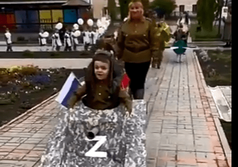 Defilare la grădiniță. Copii din Rusia, pozați în uniforme militare, în tancuri de jucărie inscripționate cu litera „Z”
