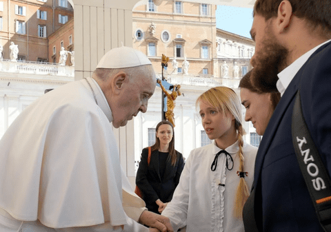 Papa Francisc le-a primit la Vatican pe soțiile luptătorilor de la Azovstal. „Este ultima noastră speranță”