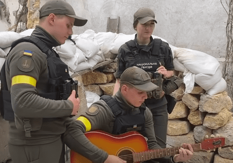 Piesa câștigătoare de la Eurovision, imnul soldaților din Ucraina. Versurile au fost scrise inițial pentru mama solistului