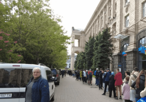 Sute de oameni stau la coadă încă de dimineață, la Kiev, pentru noul tiraj al timbrului poștal cu celebra replică „Navă rusească, du-te naibii”