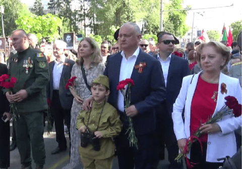 Fostul președinte Dodon și alți politicieni comuniști și socialiști, cu panglica interzisă a Sf. Gheorghe la Marșul Victoriei de la Chișinău