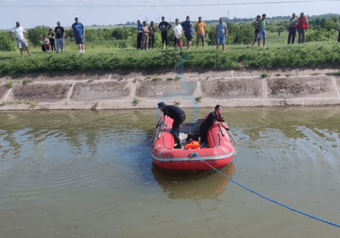 Băiat de 12 ani, scos fără suflare de salvatori dintr-un canal de irigații în Dolj, după 3 ore de căutări