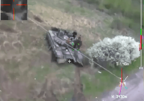 Dronele kamikaze trimise de americani, în acțiune. Momentul în care un tanc rusesc este lovit în plin
