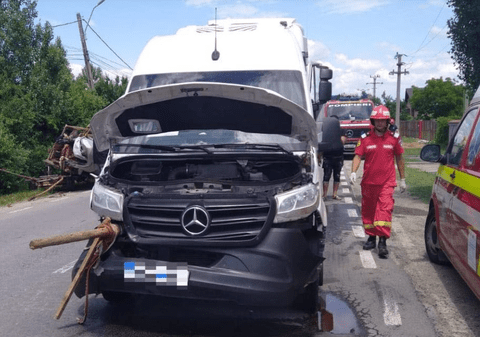Microbuz de călători, implicat într-un accident în Dâmbovița. Patru persoane au ajuns la spital