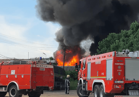 VIDEO |  Incendiu puternic în Timiș. Ard deșeuri plastice. A fost sesizată și Garda de Mediu