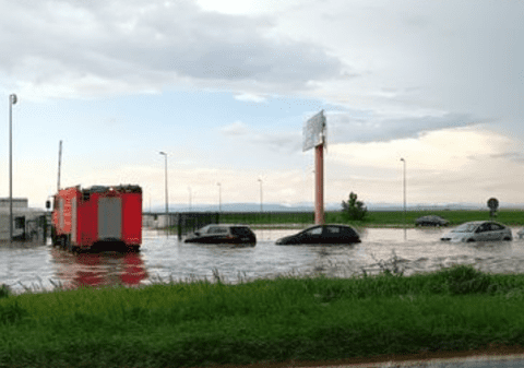 Inundații în Prahova și Constanța din cauza ploilor torențiale. Grindina a făcut prăpăd în mai multe localități