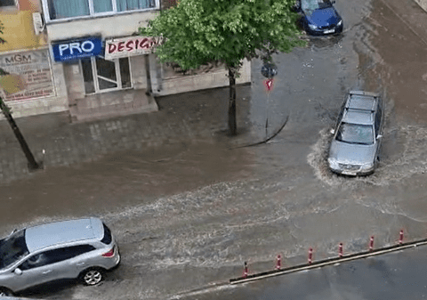 VIDEO. Străzi inundate la Tulcea și Brăila, după ploile torențiale de azi. Furtuna a făcut ravagii și în Iași