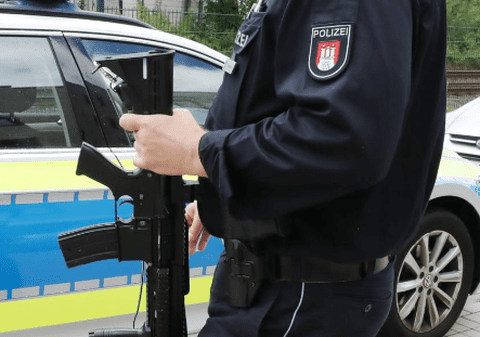 16 mașini de intervenție și zeci de polițiști mobilizați pentru un bărbat care s-a plimbat cu o pușcă de jucărie prin Hamburg