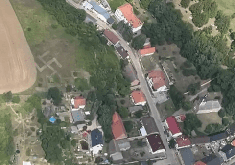 Ce riscă un fermier din Germania care a cosit o svastică pe câmpul său