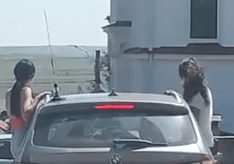Două tinere din Suceava, filmate în trafic, ieșite pe geamul unei mașini în mers. Ce amendă au primit