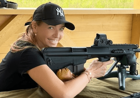 Soția lui Dimitri Peskov, ironizată pe internet după ce s-a pozat cu o pușcă de asalt folosită de trupele NATO: „Te pregătești să aperi Kremlinul?”