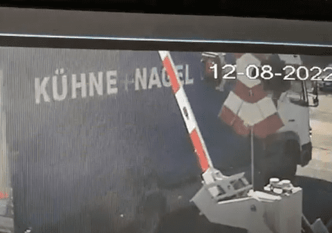 Trei trenuri întârziate, după ce un șofer de TIR a rupt bariera unei treceri peste calea ferată, la Petricani. Momentul a fost filmat