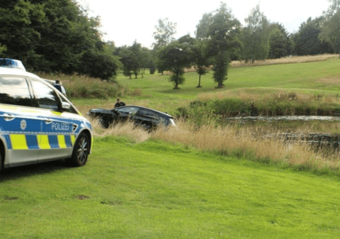 Aventurile unei șoferițe în Germania: a intrat pe un teren de golf, printre jucători, și a aterizat într-un iaz. Ce pagube a produs