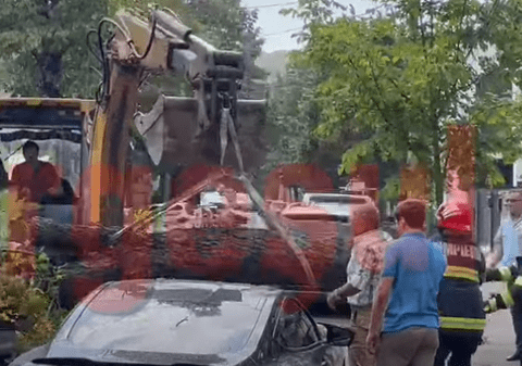 Mașină de lux, lovită de două ori de același copac. A doua oară, a fost scăpat de excavatorul care-l ridica - VIDEO