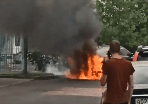 Mașina de lux a responsabilului cu cenzura militară din Rusia, incendiată la Moscova