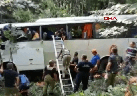 Cel puțin 3 morți, după ce un autocar a căzut într-o prăpastie, în Turcia. 37 de persoane sunt rănite