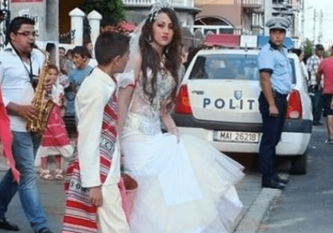 Stradă din Constanţa, blocată de o nuntă: cortul în stradă, scena pe trotuar! Au intervenit polițiștii și luptătorii SIAS