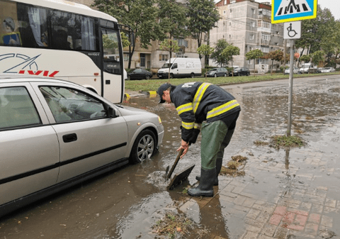 O șoferiță a sunat la 112 pentru a fi scoasă dintr-o intersecție inundată din Botoșani