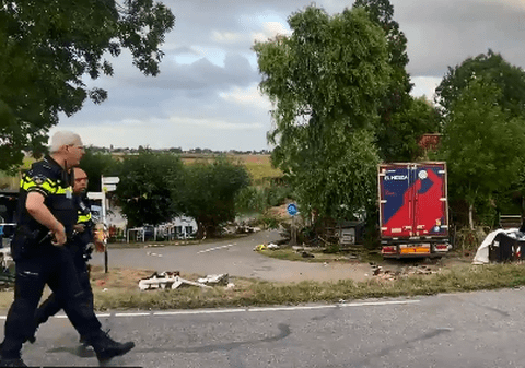 Șase morți și șapte răniți, după ce un camion a intrat într-un grup care petrecea la un grătar, lângă Rotterdam