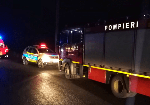 Urmările furtunilor de marți seară: în Brașov, un copac prăbușit a blocat intrarea într-un spital, în București a fost avariat gardul unei biserici