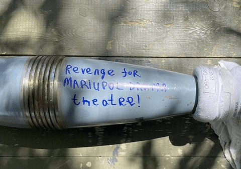 „Răzbunare pentru Mariupol!”. Ucrainenii plătesc pentru a scrie mesaje pe obuzele trase asupra rușilor. Banii sunt donați armatei