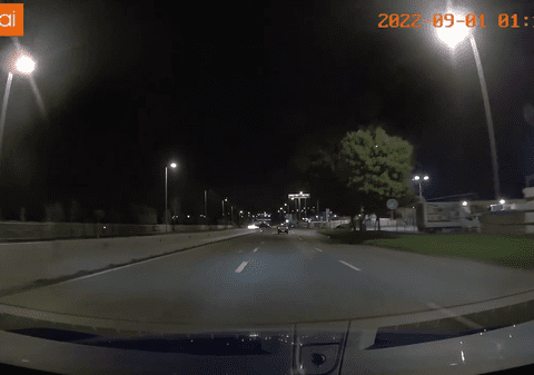 O șoferiță din Cluj a zburat peste parapet și a lovit o altă mașină de pe contrasens. Impactul, filmat de o cameră de bord